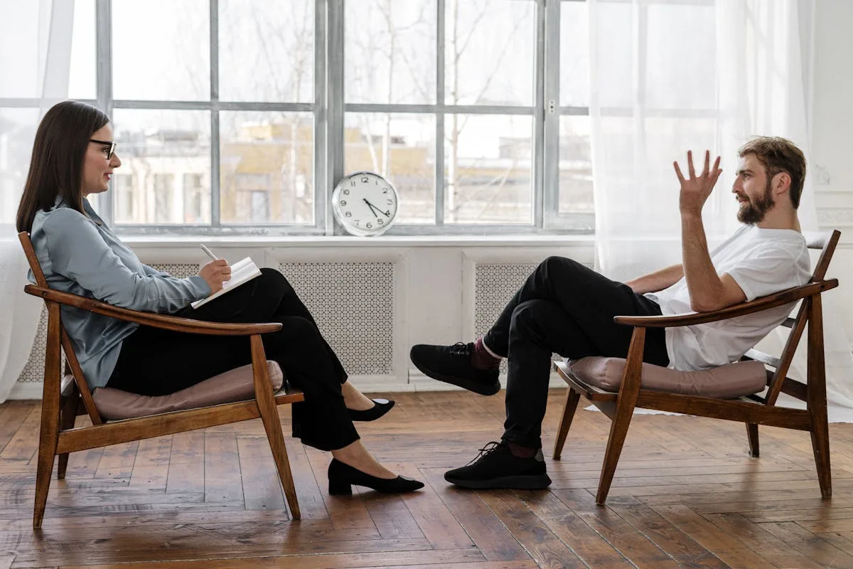 Couple en conversation intime et complice