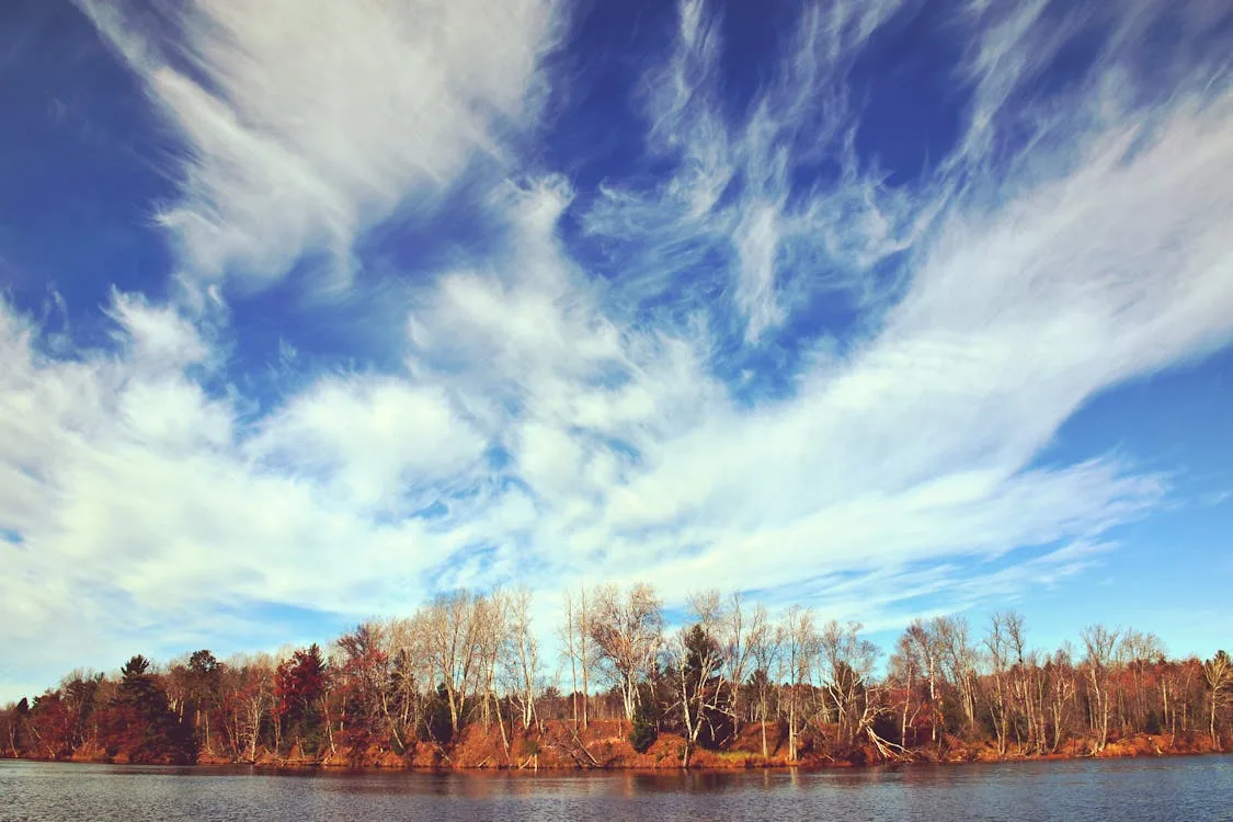Couple assis c&ocirc;te &agrave; c&ocirc;te sans se regarder &mdash; signes de manque d'intimit&eacute; dans le couple