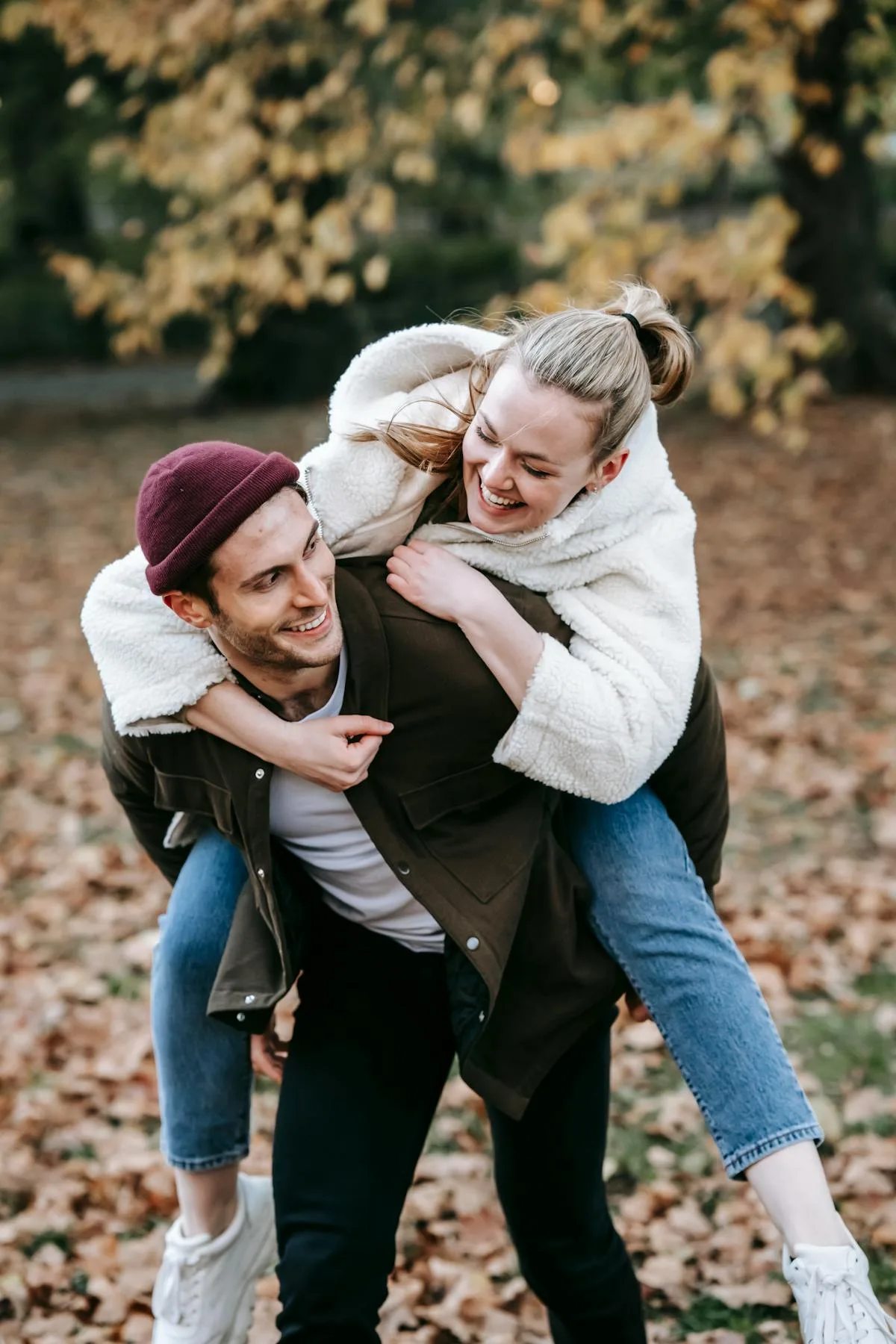 Couple heureux et épanoui témoignant de leur relation retrouvée grâce aux guides intimité